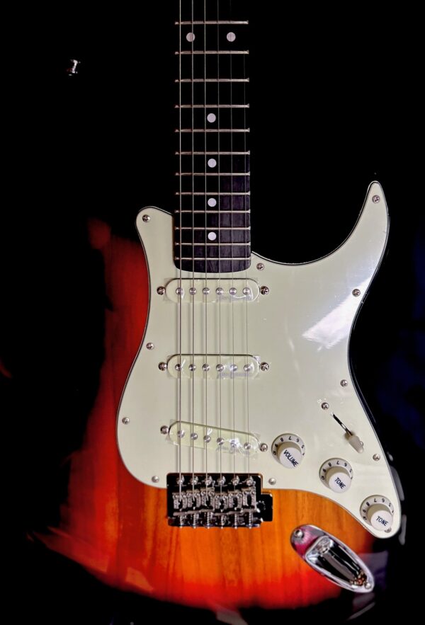 Vintage Stratocaster in tobacco sunburst - Image 4