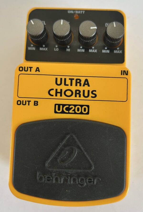 Behringer ULTRA CHORUS UC200 Ultimate Stereo Chorus Effects Pedal